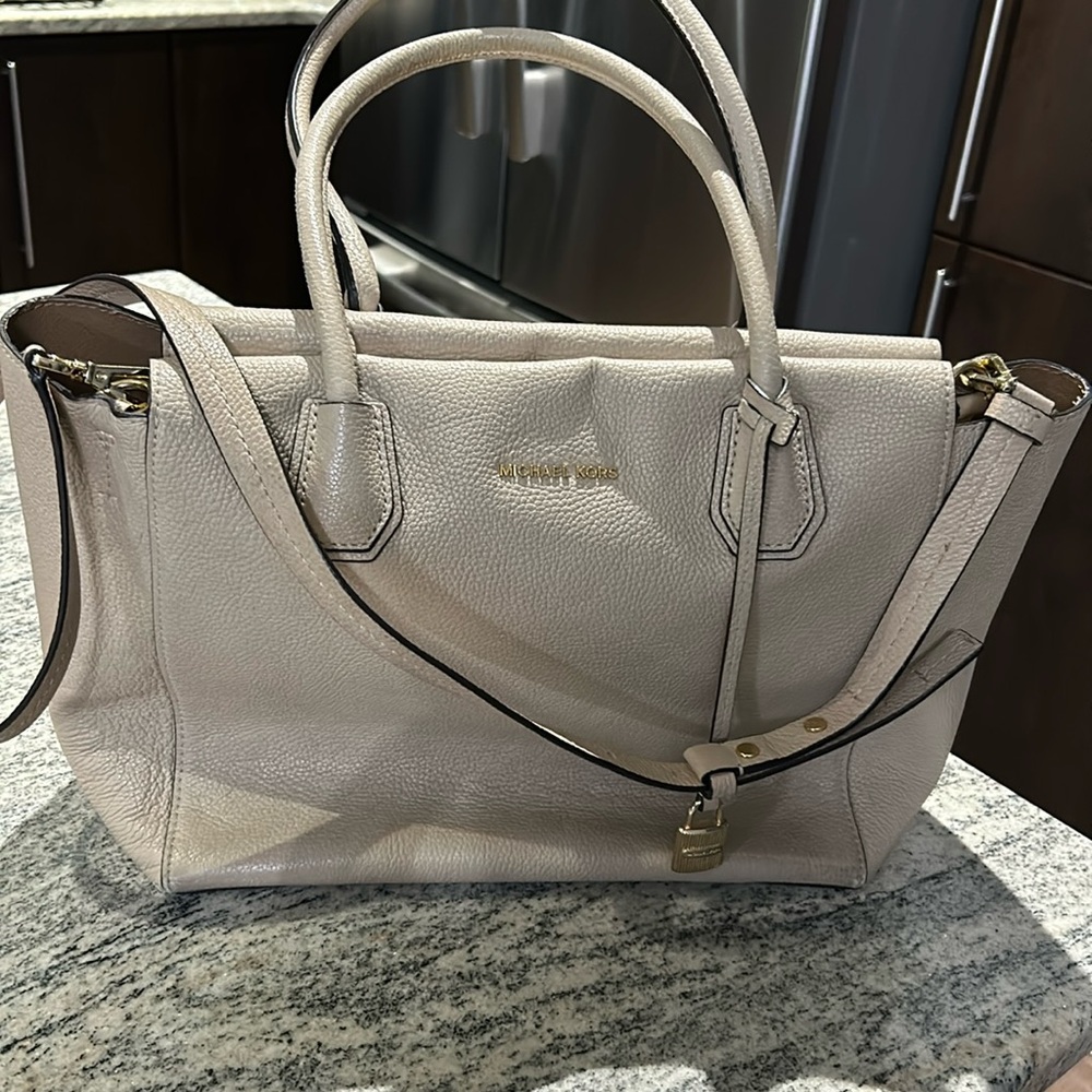 Authentic! Michael Kors tote w long strap included